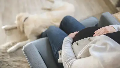 Ćwiczenia z gumą na brzuch – 10 skutecznych treningów w domu